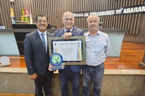 Presidente da Câmara de Vereadores de Araranguá, Marcio Tubinho; Presidente do Sistema OCESC, Vanir Zanatta; e Celso Fragnani, empresário que sugeriu a homenagem ao Presidente Zanatta.